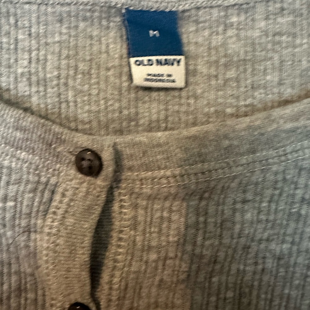 Old Navy Medium Ruffle Edge Henley - Picture 3 of 4